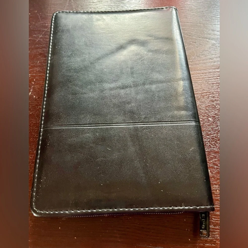 LEEDS “LESSONS OF THE LEGENDS” ENGRAVED BLACK LEATHER ZIP PORTFOLIO (9 1/2 x 6)
